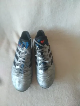 Botas de fútbol Adidas plateadas