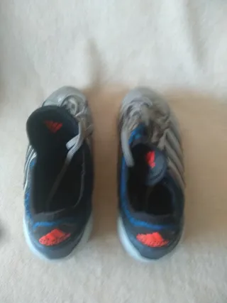 Botas de fútbol Adidas plateadas