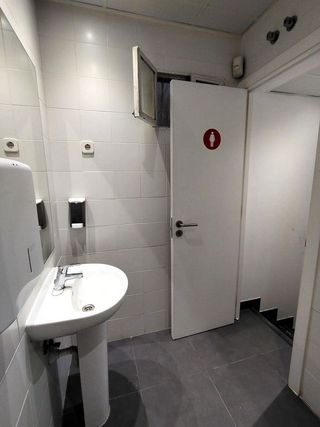 Local comercial en venta en Reyes en Parla