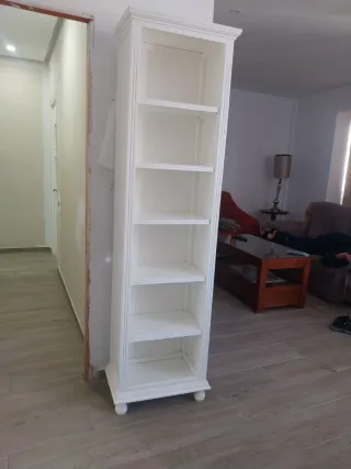 Librería blanca de madera