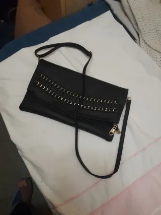 Bolso cartera negro con cadena dorada