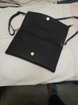 Bolso cartera negro con cadena dorada