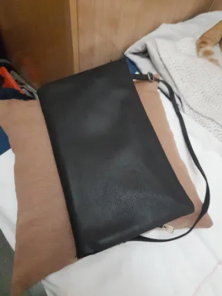 Bolso cartera negro con cadena dorada