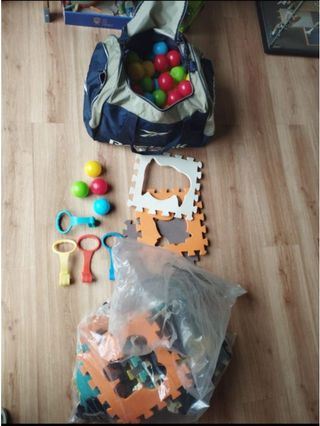 Parque de juegos infantil con alfombra de animales