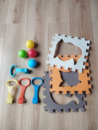 Parque de juegos infantil con alfombra de animales