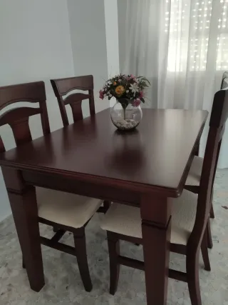 Mesa de salón de madera y cristal