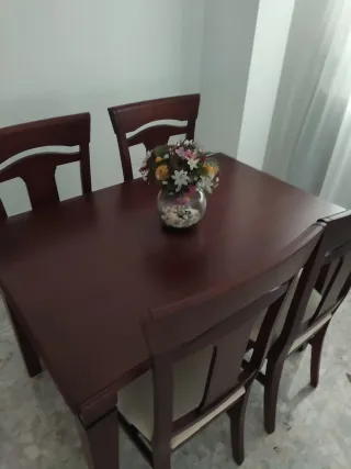 Mesa de salón de madera y cristal