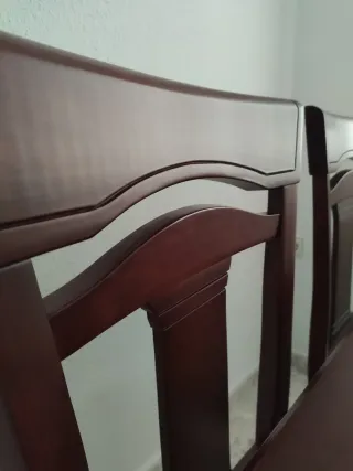 Mesa de salón de madera y cristal