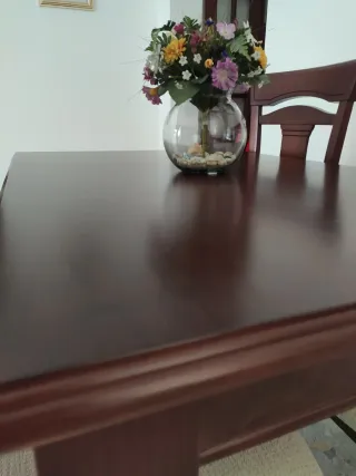 Mesa de salón de madera y cristal