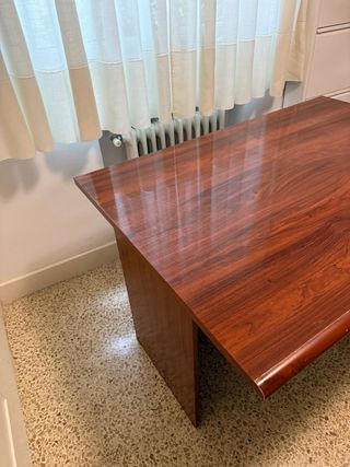 Mesa de despacho de madera