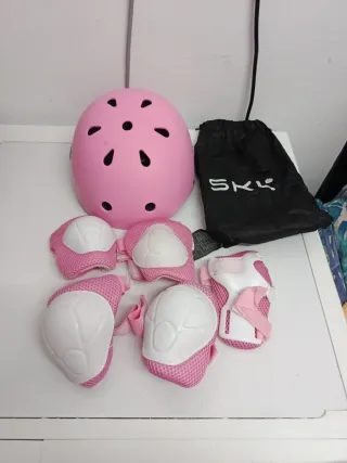 Casco y protecciones patinaje rosa