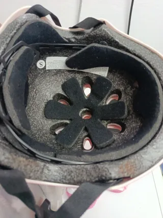 Casco y protecciones patinaje rosa