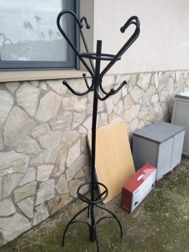 Perchero de pie de metal negro