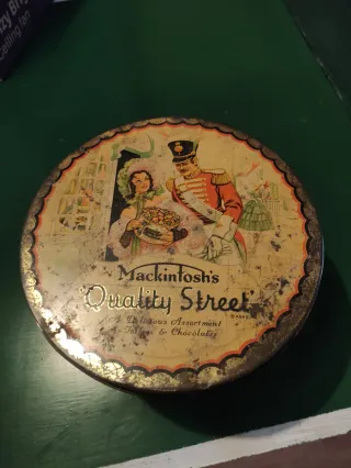 Cinco  latas: dos antiguas y tres vintage