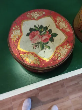 Cinco  latas: dos antiguas y tres vintage