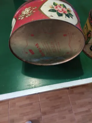 Cinco  latas: dos antiguas y tres vintage