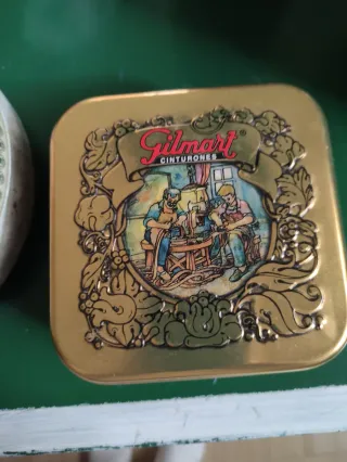 Cinco  latas: dos antiguas y tres vintage