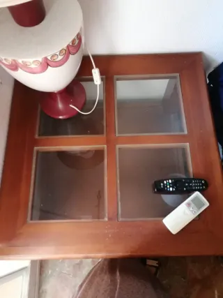 Mesa de centro de madera con tapa de cristal