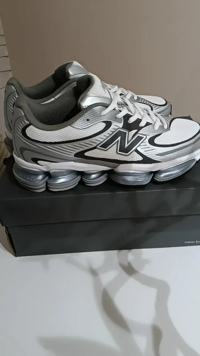 Zapatillas New Balance Plata y Blanco