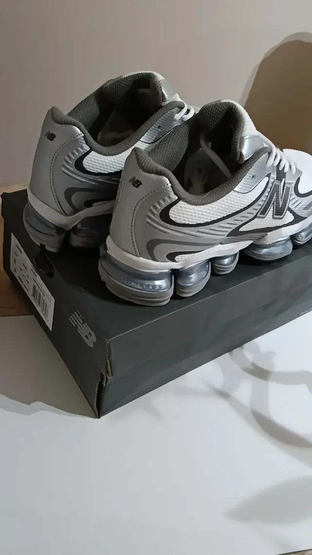 Zapatillas New Balance Plata y Blanco