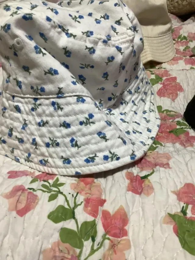 Gorro blanco con flores azules