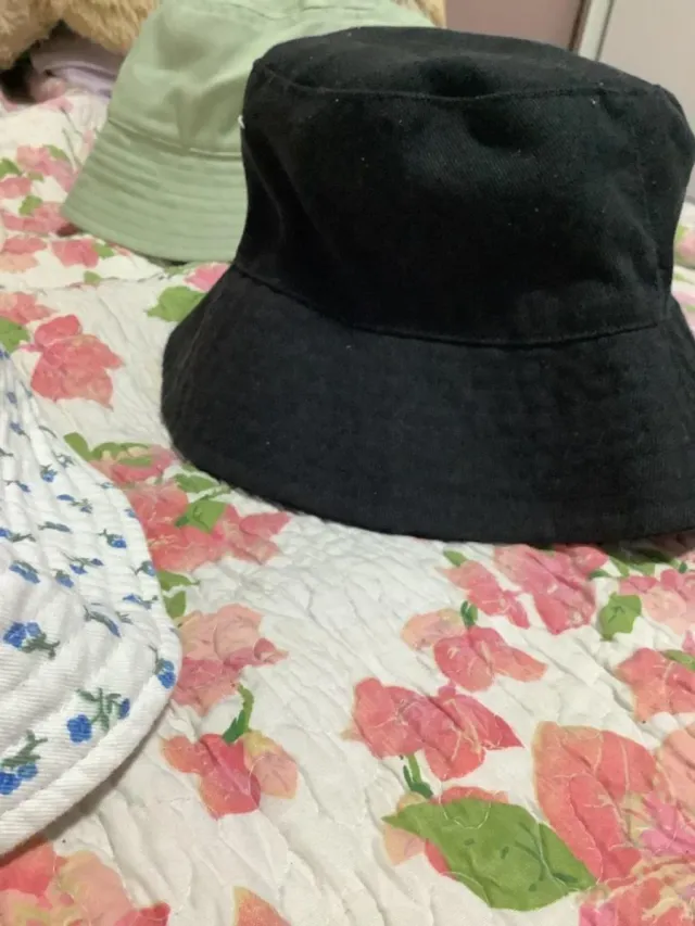 Gorro blanco con flores azules