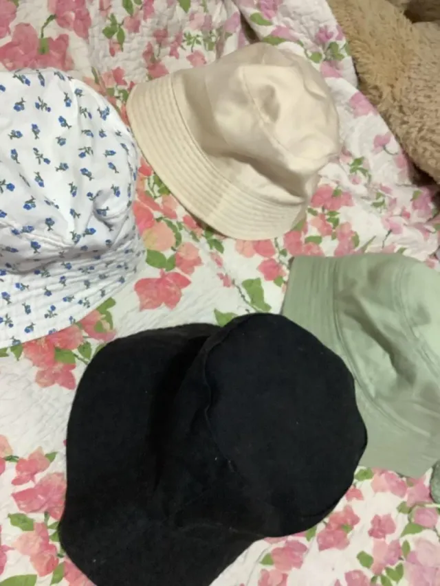 Gorro blanco con flores azules