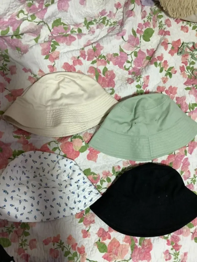 Gorro blanco con flores azules