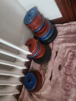 Banco de pesas ajustable+ barra,mancuernas y pesas