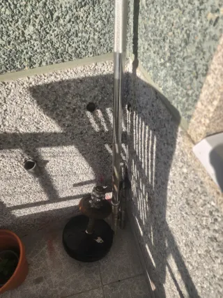 Banco de pesas ajustable+ barra,mancuernas y pesas