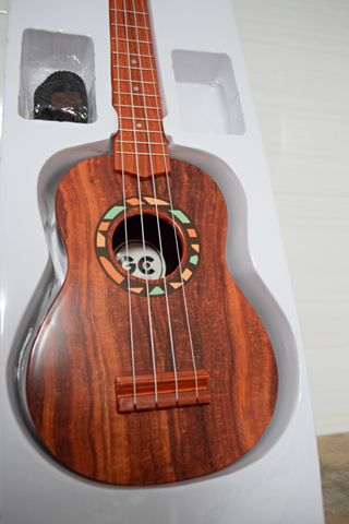 GUITARRA ACÚSTICA DE JUGUETE DE COLOR MARRÓN