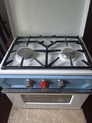 Preciosa cocina vintage con horno butano Comet.