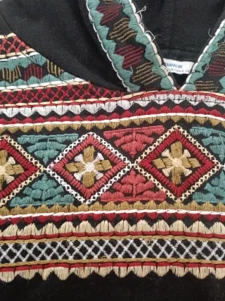 Sudadera con bordado étnico