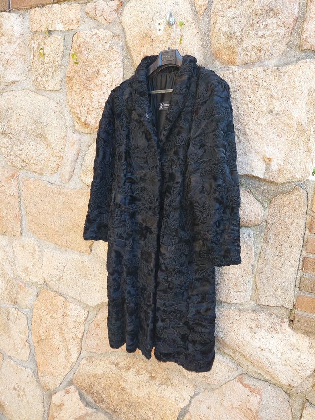 Abrigo mujer piel Astracán negro  Cuchet Peleteros