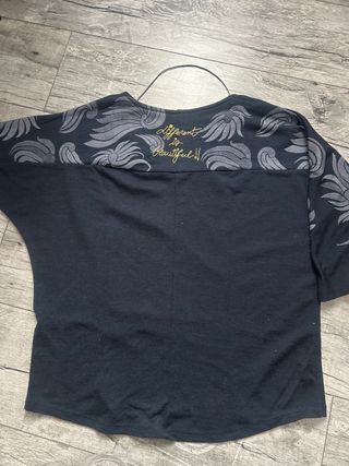 Camiseta Desigual flores azul marino y morado