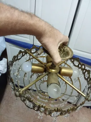 Lámpara colgante antigua de cristal y metal.