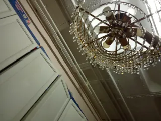 Lámpara colgante antigua de cristal y metal.