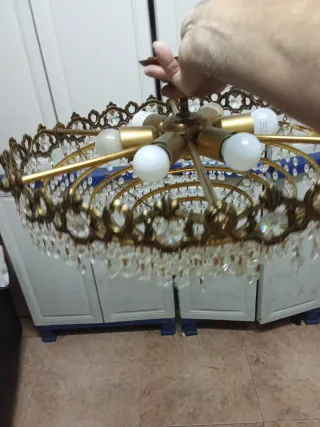 Lámpara colgante antigua de cristal y metal.