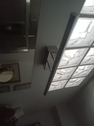 Aplique de luz LED plateado y blanco