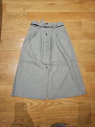 Falda midi Zara gris con cinturón