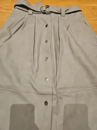 Falda midi Zara gris con cinturón