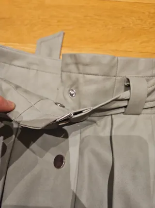 Falda midi Zara gris con cinturón