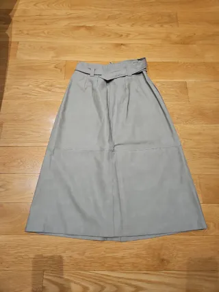 Falda midi Zara gris con cinturón