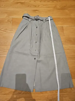 Falda midi Zara gris con cinturón