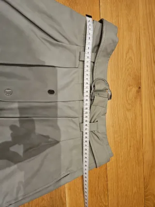 Falda midi Zara gris con cinturón