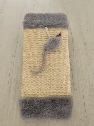 Tiragraffi per gatti con topo giocattolo