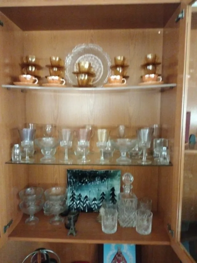 Copas de cristal doradas y transparentes