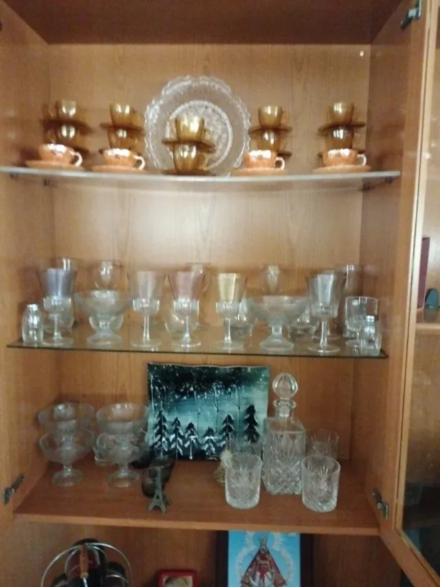 Copas de cristal doradas y transparentes