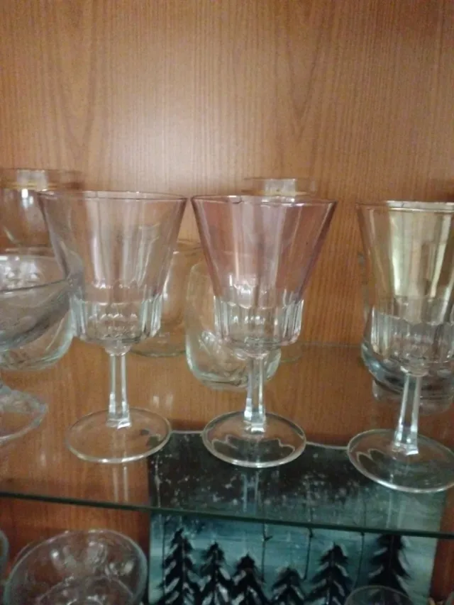 Copas de cristal doradas y transparentes