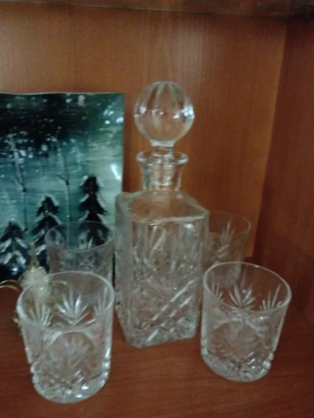Copas de cristal doradas y transparentes